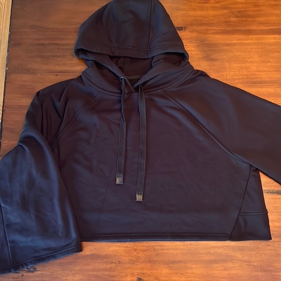 ATHLETA Steady State Crop Bell Sleeve Hooded Sweatshirt Black size medium - Picture 2 of 3